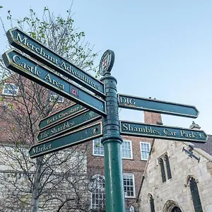 Luxury Rowntree House Across From The Shambles , York United Kingdom