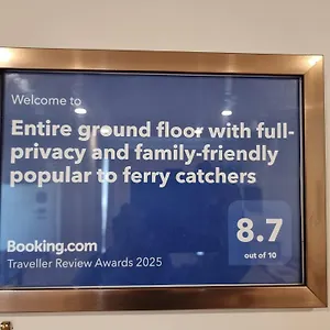 Entire Ground Floor With Full-privacy And Family-friendly Popular To Ferry Catchers Apartment